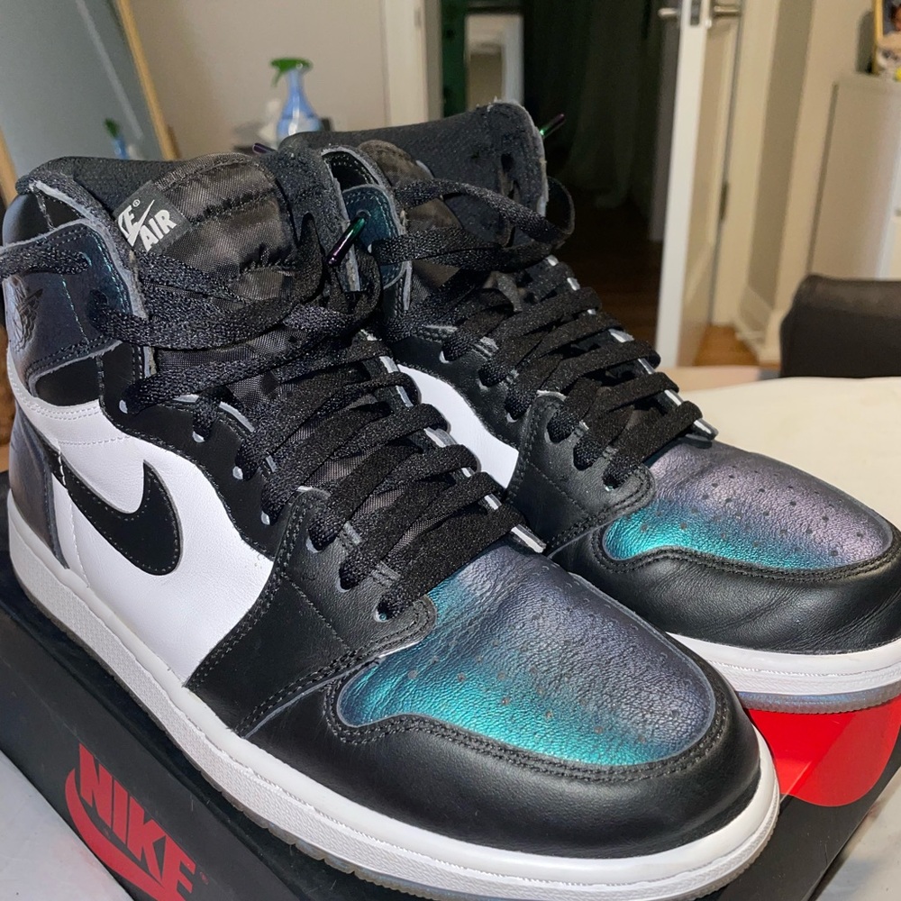 Nike Air Jordan Retro 1 Men's Iridescent Black and White Sneakers (Chameleon)
